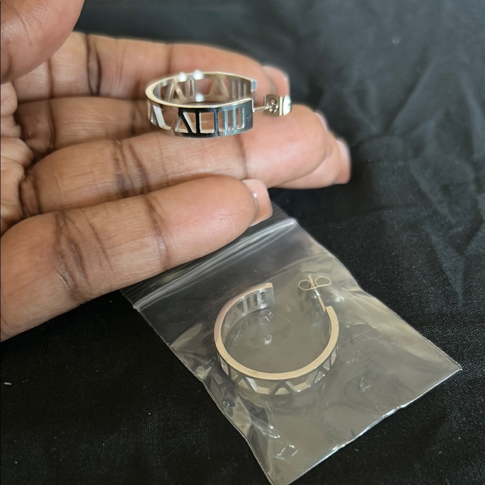 **BRAND NEW ** Elegant Silver Hoop Earrings